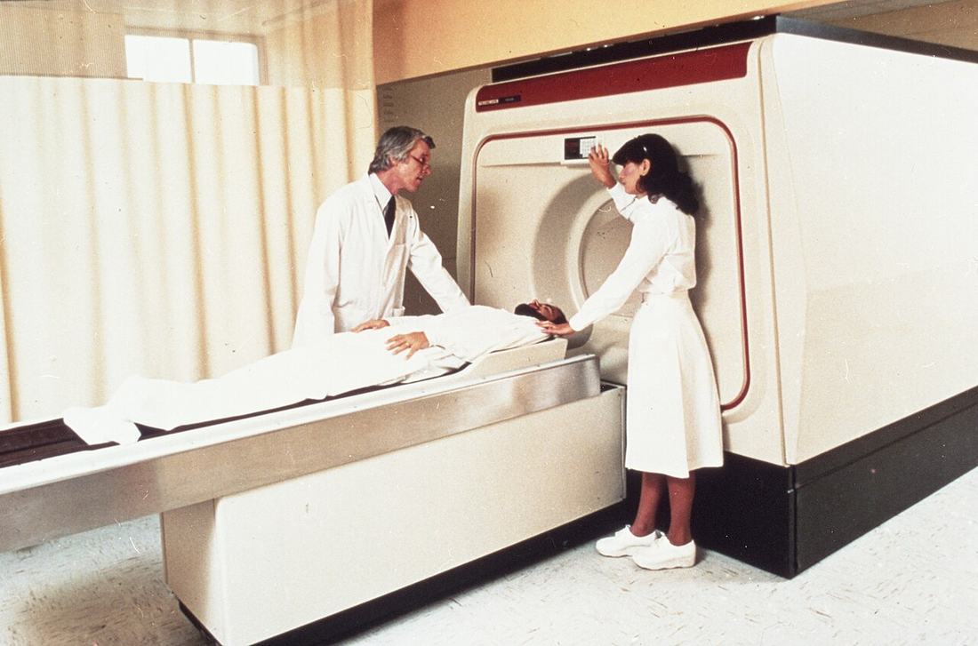 Médico y enfermera junto a un escáner