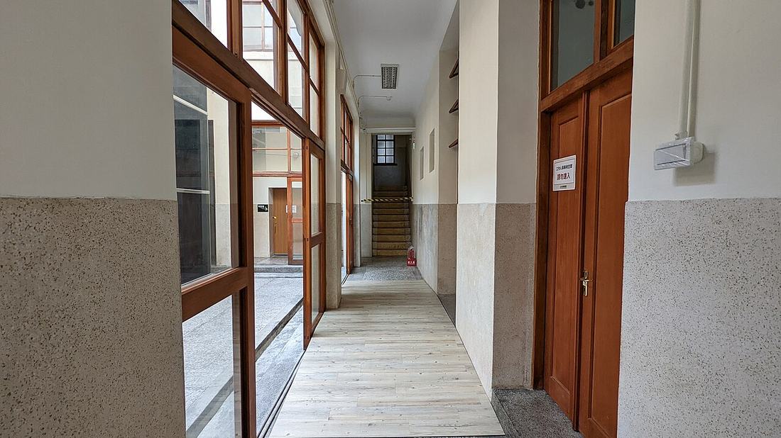 Pasillo interior de un hospital